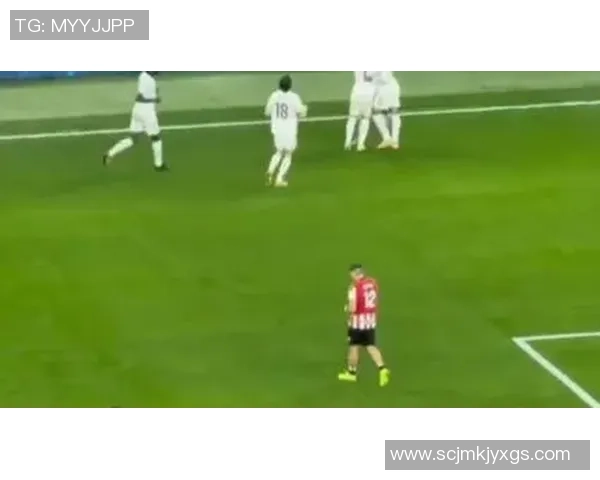 足球明星展现多才多艺魅力钢琴演奏与绿茵场上的激情碰撞 足球明星展现多才多艺魅力钢琴演奏与绿茵场上的激情碰撞